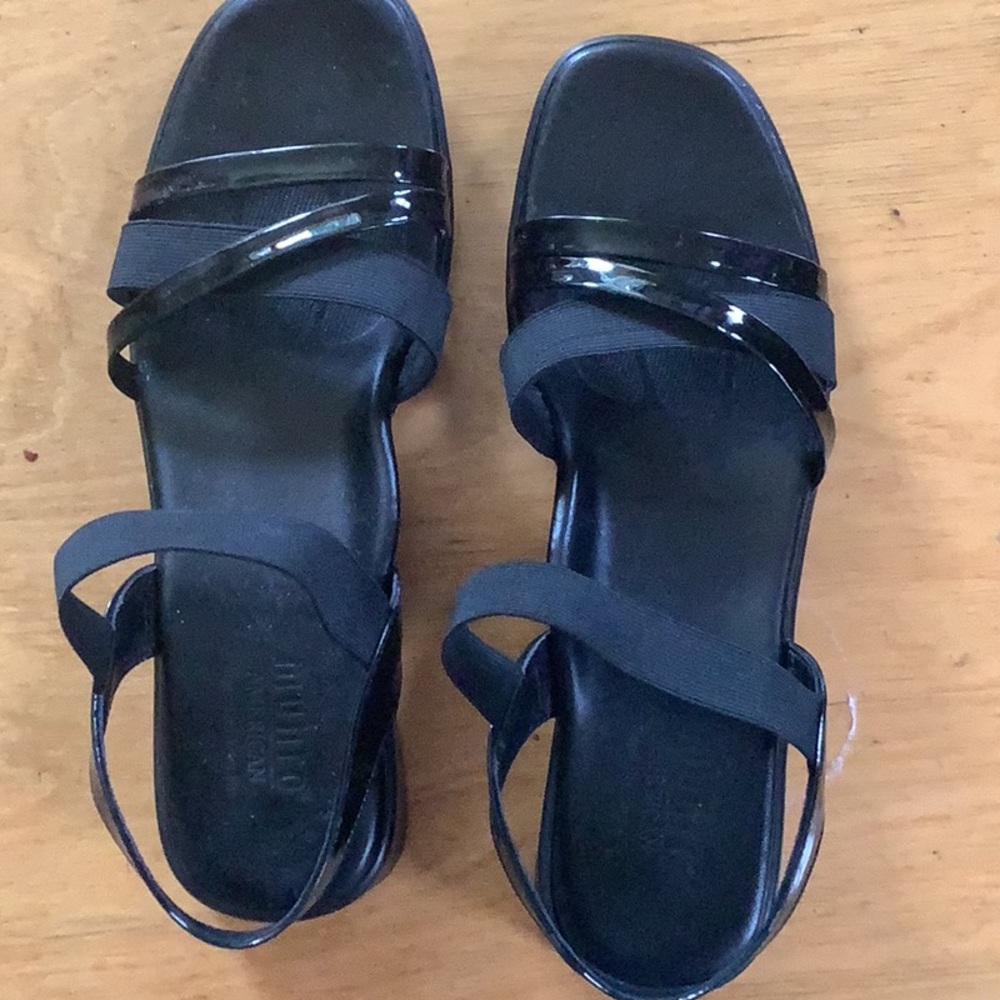 Women’s sandals. Munro. Size 9m but run narrow. Black. Excellent condition.